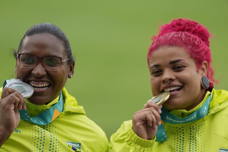 Las brasileñas Andressa Oliveira (derecha con la medalla de plata) e Izabela Rodrigues (oro) en el podio del lanzamiento de disco de los Juegos Panamericanos en Santiago, Chile, el lunes 30 de octubre de 2023. (AP Foto/Esteban Félix)
