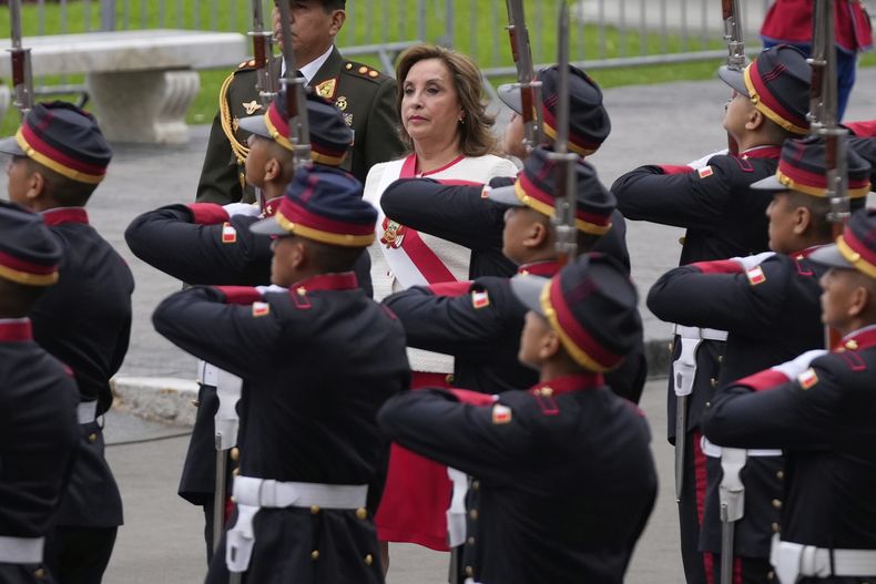 La presidenta peruana Dina Boluarte llega a la catedral para asistir a misa el Día de la Independencia, el lunes 28 de julio de 2025, en Lima, Perú. (AP Foto/Martín Mejía)