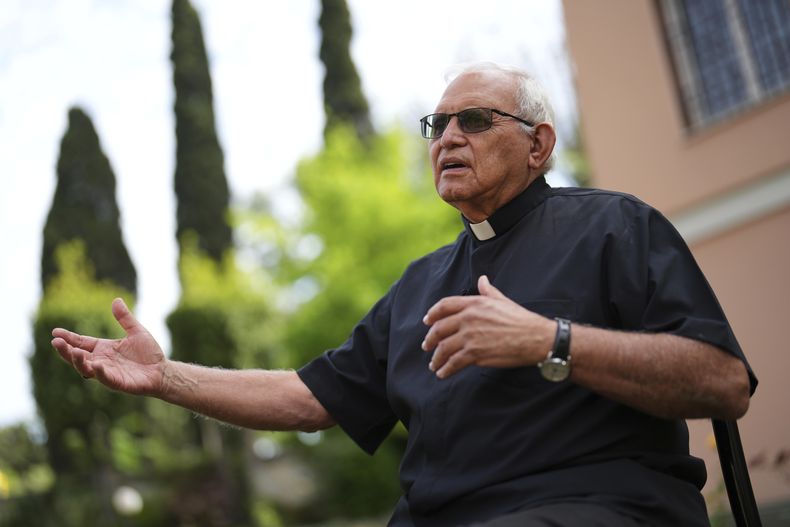 El cardenal guatemalteco Álvaro Ramazzini durante una entrevista con The Associated Press en la sede de la congregación Scalabriniana, el sábado 3 de mayo de 2025, en Roma. (AP Foto/Francisco Seco)