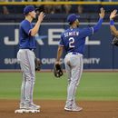 De izquierda a derecha, Corey Seager, Marcus Semien y el dominicano Leody Taveras, festejan la victoria de los Rangers de Texas sobre los RAys de Tampa Bay, el sábado 10 de junio de 2023 (AP Foto/Steve Nesius)