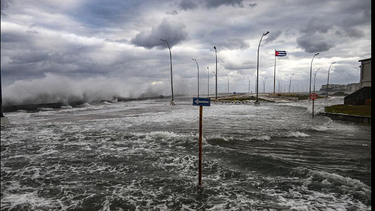 frente frio golpea cuba: el malecon habanero queda bajo el agua por fuerte oleaje