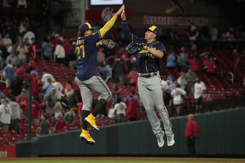 El dominicano Willy Adames, a la izquierda, celebra con su compañero de los Cerveceros de Milwaukee Tyrone Taylor luego de derrotar a los Cardenales de San Luis, el martes 16 de mayo de 2023, en San Luis. (AP Foto/Jeff Roberson)