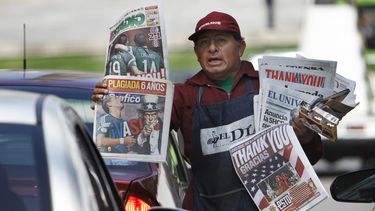 americateve | Joel Marquez vende peri&oacute;dicos que en sus portadas llevan titulares de agradecimiento a Estados Unidos por su victoria 3-2  frente a Panam&aacute; que permiti&oacute; a la selecci&oacute;n mexicana mantener vivas sus esperanzas de clasificar a la Co