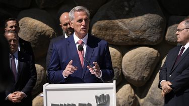 El presidente de la Cámara de Representantes de EEUU, Kevin McCarthy, en el Museo del Holocausto Yad Vashem en Jerusalén, el 1 de mayo de 2023. (Foto AP /Ohad Zwigenberg)