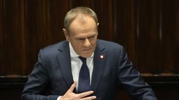 El flamante primer ministro polaco Donald Tusk pronuncia su discurso ante el parlamento en Varsovia, martes 12 de diciembre de 2023. (AP Foto/Czarek Sokolowski)