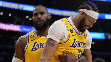 LeBron James, de los Lakers de Los Ángeles, abraza a su compañero Anthony Davis en el sexto partido de la semifinal de la Conferencia Oeste ante los Warriors de Golden State, el viernes 12 de mayo de 2023 (AP Foto/Ashley Landis)