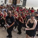 Bailarines danzan en la calle durante el festival Ballet Beyond Borders en La Habana, Cuba, el martes 9 de enero de 2024. (Foto AP/Ramón Espinosa)
