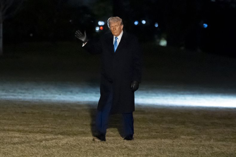 El presidente de Estados Unidos, Donald Trump, saluda mientras se aleja del Marine One, con el que aterrizó en el South Lawn de la Casa Blanca, el 19 de febrero de 2025, en Washington. (AP Foto/Alex Brandon)