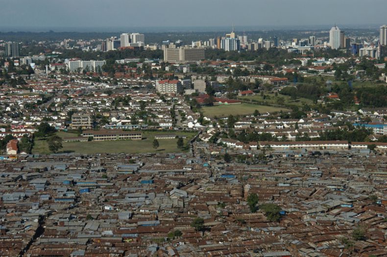 ARCHIVO - Una vista aérea de la barriada de Kibera, con la ciudad de Nairobi al fondo, en Kenia, el 4 de enero de 2008. (AP Foto/Riccardo Gangale, Archivo)