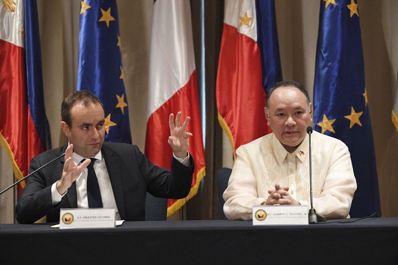 El ministro francés para las Fuerzas Armadas Sebastien Lecornu, izquierda, habla junto a su homólogo filipino, el secretario Gilberto Teodoro, durante una conferencia de prensa conjunta en un hotel en Manila, Filipinas, el sábado 2 de diciembre de 2023. (Ted Aljibe/Pool Photo vía AP)