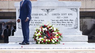 El presidente de Kenia, William Ruto, hace una pausa después de depositar una corona de flores en las tumbas de Martin Luther King Jr. y Corett Scott King, durante una visita al King Center, el lunes 20 de mayo de 2024, en Atlanta. (Foto AP/John Bazemore)
