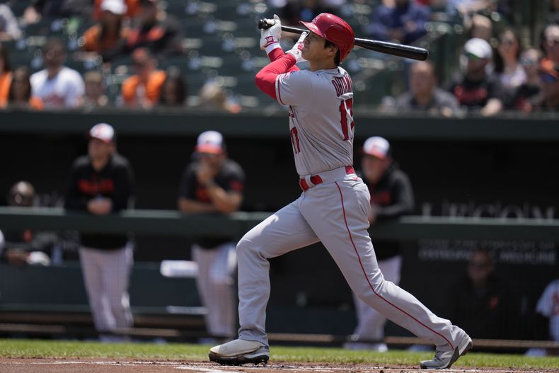 Shohei Ohtani de los Angelinso de Los Ángeles conecta un jonrón ante los Orioles de Baltimore, el jueves 18 de mayo de 2023, en Baltimore. (AP Foto/Jess Rapfogel)