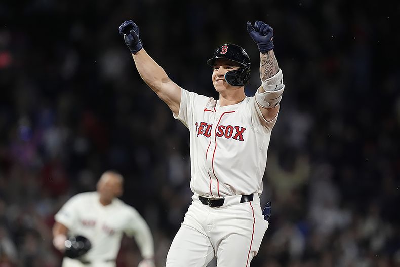 Tyler ONeill de los Medias Rojas de Boston celebra su sencillo remolcador para la victoria en la novena entrada del juego ante los Cachorros de Chicago el domingo 28 de abril del 2024. (AP Foto/Michael Dwyer)