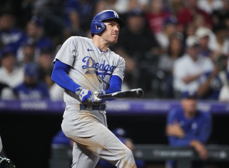 Freddie Freeman, de los Dodgers de Los Ángeles, observa el viaje de la pelota de su cuadrangular de tres carreras frente al relevista de los Rockies de Colorado, Justin Lawrence, durante la octava entrada del juego de béisbol del miércoles 27 de septiembre de 2023, en Denver. (AP Foto/David Zalubowski)
