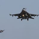 Aviones de combate F-16 de la Fuerza Aérea de EEUU sobrevuelan la base aérea de Osan durante un ejercicio combinado con Corea del Sur en Pyeongtaek, el 4 de diciembre de 2017. (Foto AP/Ahn Young-joon, archivo)