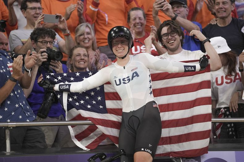 La estadounidense Jennifer Valente celebra tras ganar la medalla de oro en el ómnium de los Juegos Olímpicos, el domingo 11 de agosto de 2024. (AP Foto/Thibault Camus)