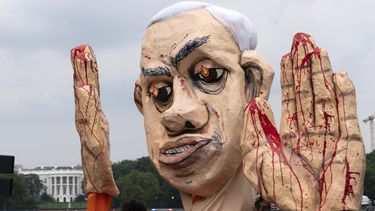 Manifestantes marchan por Constitution Avenue en protesta por la visita del primer ministro israelí, Benjamin Netanyahu, a la Casa Blanca durante una concentración frente a la Casa Blanca, el jueves 25 de julio de 2024, en Washington. (Foto AP/Jose Luis Magana)
