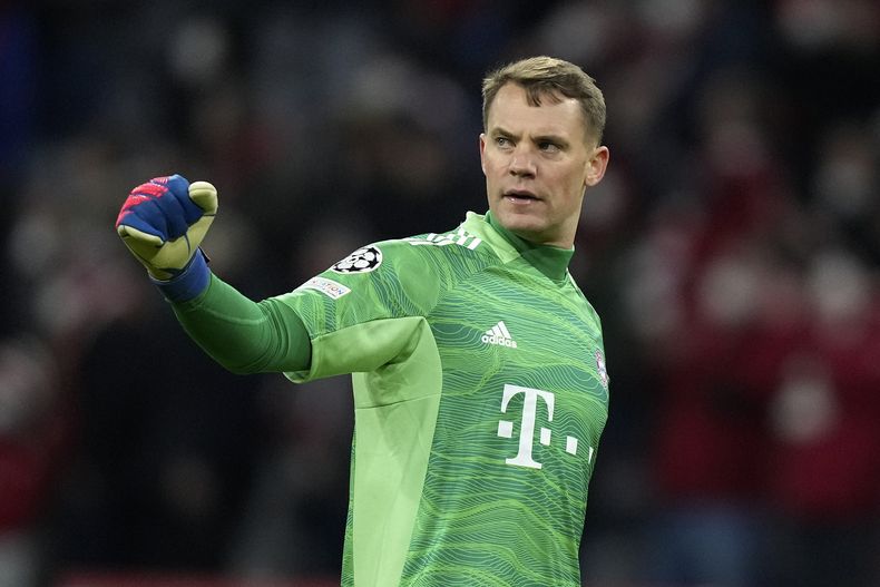 ARCHIVO - El arquero del Bayern Múnich Manuel Neuer durante el partido contra Salzburgo por los octavos de final de la Liga de Campeones, el 8 de marzo de 2022, en Múnich. (AP Foto/Matthias Schrader)