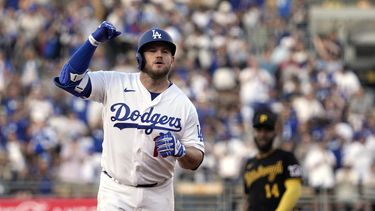 Max Muncy, de los Dodgers de Los Ángeles, celebra mientras corre a tercera base tras sacudir un jonrón solitario, mientras el campocorto de los Piratas de Pittsburgh, Rodolfo Castro, observa en segundo plano, en el segundo inning del juego de la MLB que enfrentó a los dos equipos, el 3 de julio de 2023, en Los Ángeles. (AP Foto/Mark J. Terrill)