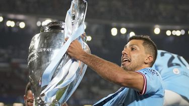 El volante español Rodrigo del Manchester City alza el trofeo de la Liga de Campeones tras la victoria 1-0 ante el Inter de Milán en la final, el sábado 11 de junio de 2023, en Estambul. (AP Foto/Emrah Gurel)