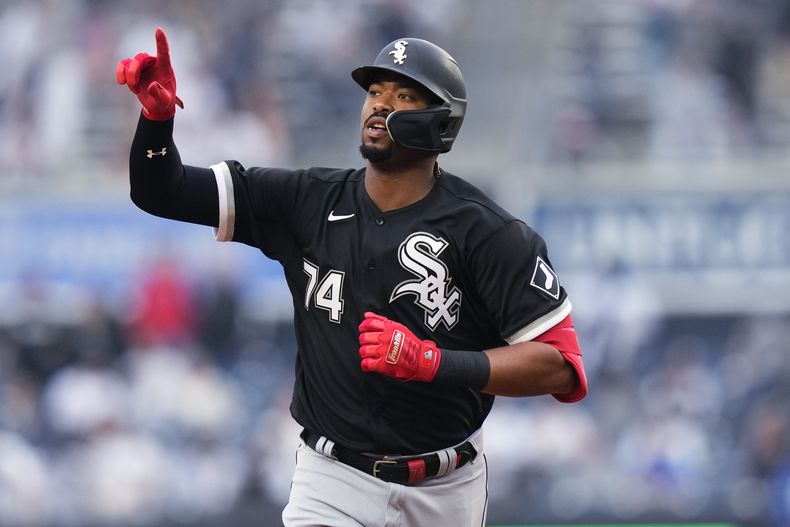 El dominicano Eloy Jiménez recorre las bases luego de conectar un jonrón de dos carreras en el primer juego de una doble tanda ante los Yanquis de Nueva York, el jueves 8 de junio de 2023 (AP Foto/Frank Franklin II)