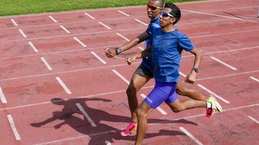 El atleta ecuatoriano Jimmy Caicedo (adelante) y su guía Daniel Taramuel entrenan en Quito el jueves 13 de junio de 2024, con miras a su participación en los Juegos Paralímpicos (AP Foto/Dolores Ochoa)