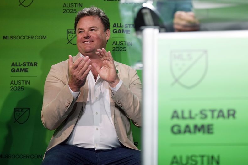 Anthony Precourt, dueño mayoritario del Austin FC, aplaude, al anunciarse que el estadio de su equipo albergará el Juego de Estrellas, el miércoles 15 de mayo de 2024 (AP Foto/Eric Gay)