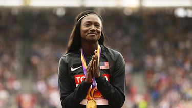 ARCHIVO - Tori Bowie tras recibir la medalla de oro por ganar los 100 metros femeninos del Mundial de atletismo en Londres, el 7 de agosto de 2017. (AP Foto/Alastair Grant)