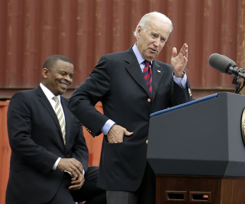Rodeado por contenedores de carga mar&iacute;tima, el vicepresidente de Estados Unidos Joe Biden (derecha), acompa&ntilde;ado por el secretario del Transporte Anthony Foxx, habla el lunes 18 de noviembre de 2013, en el Puerto de Houston, en Pasadena, Texa