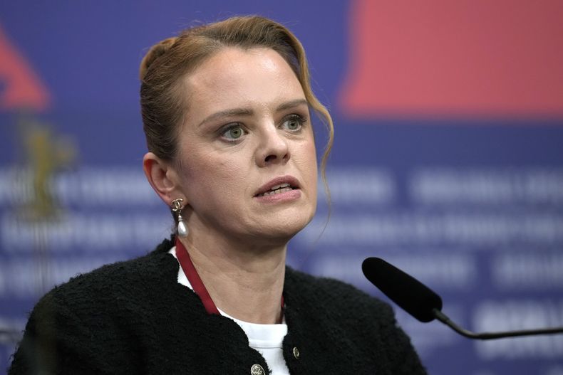 La directora alemana Julia von Heinz habla en una conferencia de prensa de la película Treasure en el Festival Internacional de Cine de Berlín en Berlín, el sábado 17 de febrero de 2024. (Foto AP/Ebrahim Noroozi)