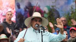 El presidente venezolano Nicolás Maduro en un mitin con partidarios, el 10 de diciembre de 2025, en Caracas. (AP foto/Ariana Cubillos)