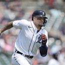 Javier Báez de los Tigres de Detroit tras batear un sencillo remolcador ante los Reales de Kansas City, el miércoles 21 de junio de 2023. (AP Foto/Carlos Osorio)