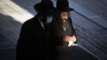 Dos judíos ultraortodoxos caminan en Amberes, Bélgica, el 4 de febrero de 2021. (Foto AP/Virginia Mayo, Archivo)