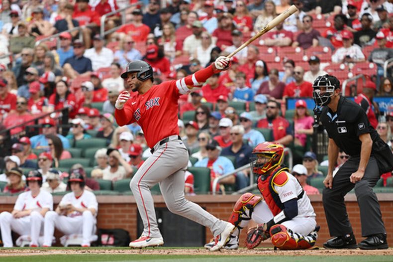 Willson Contreras, de los Medias Rojas de Boston, batea un sencillo en la tarcera entrada del juego de béisbol de Grandes Ligas contra los Cardenales de San Luis, el domingo 12 de abril de 2026, en San Luis. (AP Foto/Michael Thomas)