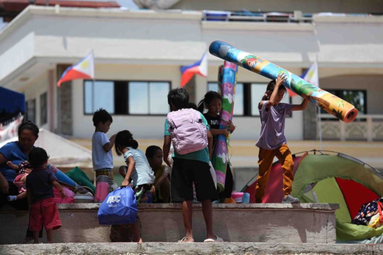 Vecinos se refugian en un campo en un recinto municipal en la provincia de Sarangani, Filipinas, el miércoles 10 de junio de 2026. (AP Foto/Basilio Sepe)