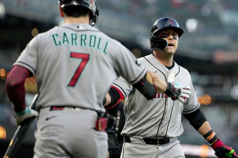 Lars Nootbaar, de los Diamondbacks de Arizona, es felicitado por su compañero Corbin Carroll tras pegar un jonrón en el primer inning del encuentro ante los Gigantes de San Francisco, el viernes 28 de agosto de 2026 (AP Foto/Tony Avelar)