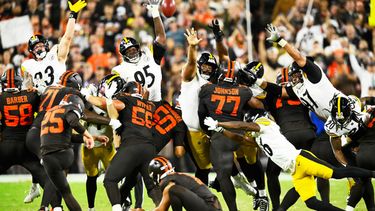Andre Szmyt, pateador, de los Browns de Cleveland, convierte el gol de campo de la victoria sobre los Steelers de Pittsburgh el jueves 1 de octubre de 2026 (AP Foto/David Richard)