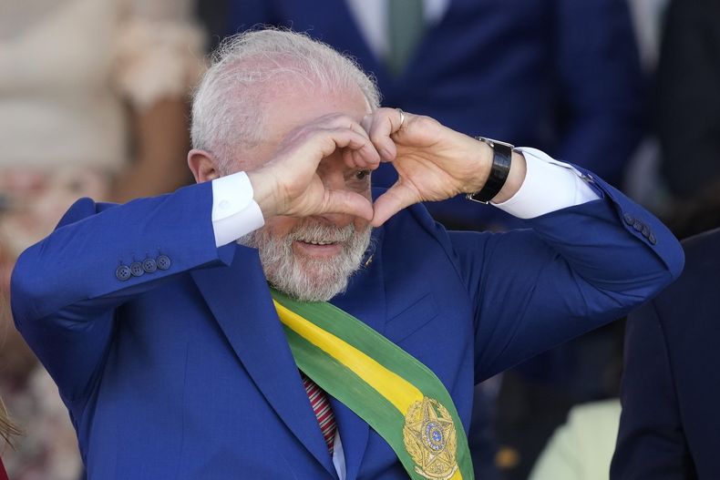 El presidente brasileño, Luiz Inácio Lula da Silva, hace la señal del corazón durante un desfile militar el Día de la Independencia en Brasilia, Brasil, el jueves 7 de septiembre de 2023. (Foto AP/Eraldo Peres)