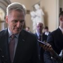El presidente de la Cámara de Representantes, Kevin McCarthy, sale del recinto de la cámara baja hacia su oficina, el jueves 21 de septiembre de 2023, en el Capitolio, Washington. (AP Foto/J. Scott Applewhite)