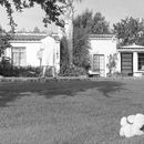 ARCHIVO - El patio trasero de la casa donde vivió Marilyn Monroe después de que fuera encontrada muerta en Hollywood, el 5 de agosto de 1962. El ayuntamiento de Los Angeles votó para declarar la casa como un monumento cultural para impedir que sea demolida por sus propietarios. (Foto AP/Harold Filan, archivo)