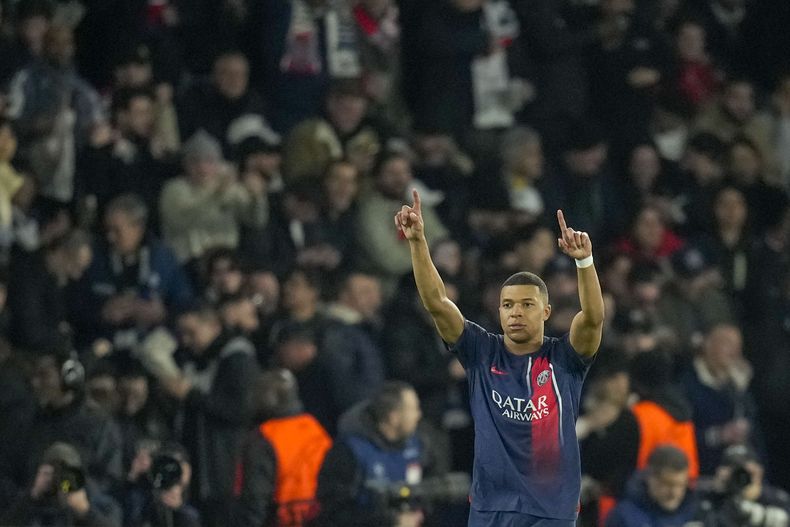 Kylian Mbappé celebra tras anotar el primer gol del Paris Saint-Germain en la victoria 2-0 ante la Real Sociedad en los octavos de final de la Liga de Campeones, el miércoles 14 de febrero de 2024, en París. (AP Foto/Christophe Ena)