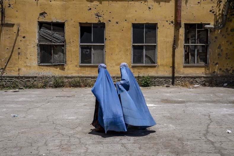 ARCHIVO - Mujeres afganas esperan a recibir raciones de comida distribuidas por un grupo humanitario en Kabul, Afganistán, el 28 de mayo de 2023. (AP Foto/Ebrahim Noroozi, Archivo)
