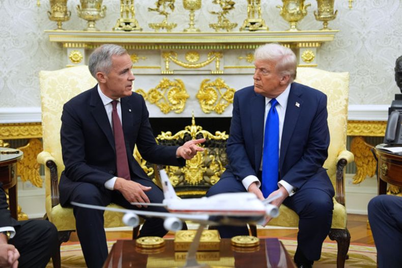 ARCHIVO - El primer ministro canadiense Mark Carney habla con el presidente estadounidense Donald Trump en la Casa Blanca, el 7 de octubre de 2025, en Washington. (AP Foto/Evan Vucci, Archivo)