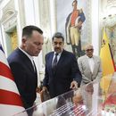 ARCHIVO - Esta foto publicada por la oficina de prensa de la presidencia de Venezuela muestra al presidente venezolano Nicolás Maduro, al centro, con Richard Grenell, enviado especial del presidente Donald Trump, a la izquierda, acompañado por el presidente de la Asamblea Nacional, Jorge Rodríguez, en el palacio presidencial de Miraflores en Caracas, Venezuela, el 31 de enero de 2025. (Oficina de prensa de la Presidencia de Venezuela, vía AP File)