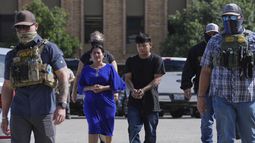 Agentes federales escoltan a una familia a la que detuvieron en una corte de inmigración en San Antonio, Texas, el 22 de julio del 2025. (AP foto/Eric Gay)