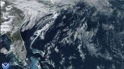 En esta imagen de satélite proporcionada por la Oficina Nacional de Administración Oceánica y Atmosférica (NOAA, por sus siglas en inglés) se muestra una megatormenta de marzo, formándose en Estados Unidos, el jueves 13 de marzo de 2025. (NOAA vía AP)