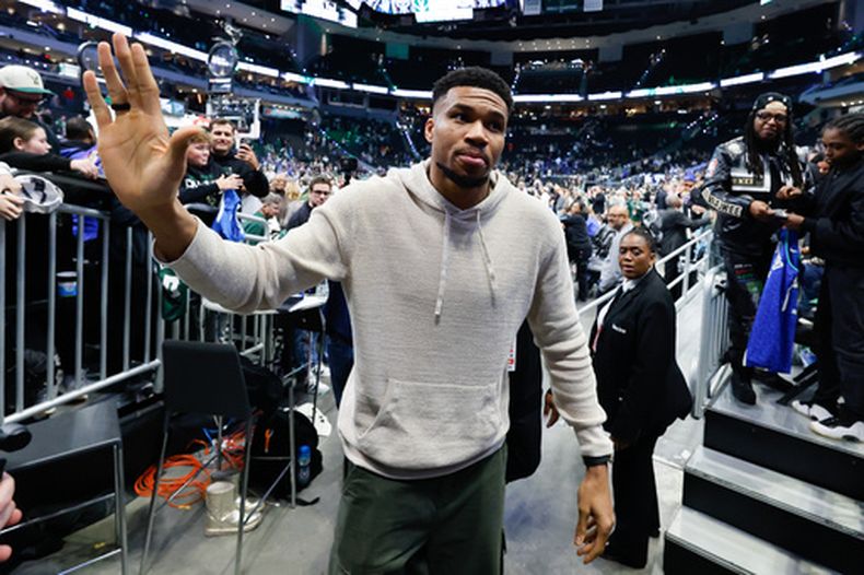 ARCHIVO - Foto del 10 de abril del 2026, el alero de los Bucks de Milwaukee Giannis Antetokounmpo sale de la cancha tras el juego ante los Nets de Brooklyn. (AP Foto/Jeffrey Phelps, Archivo)