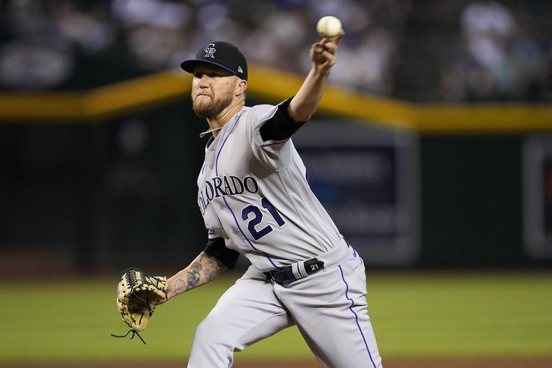 Kyle Freeland, abridor de los Rockies de Colorado, lanza frente a los Diamondbacks de Arizona, el martes 5 de septiembre de 2023 (AP Foto/Matt York)