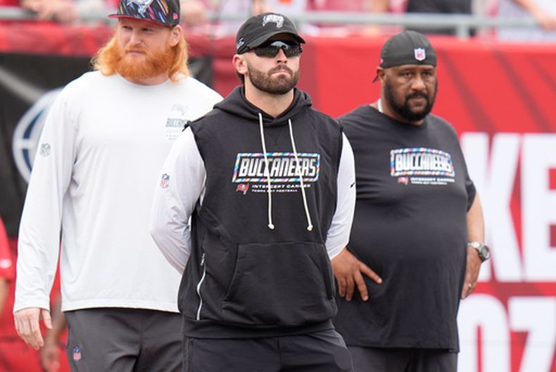 El quarterback Baker Mayfield observa el calentamiento de los Buccaneers de Tampa Bay previo al partido contra los Packers de Green Bay, el domingo 4 de octubre de 2026, en Tampa, Florida.(AP Foto/Chris OMeara)