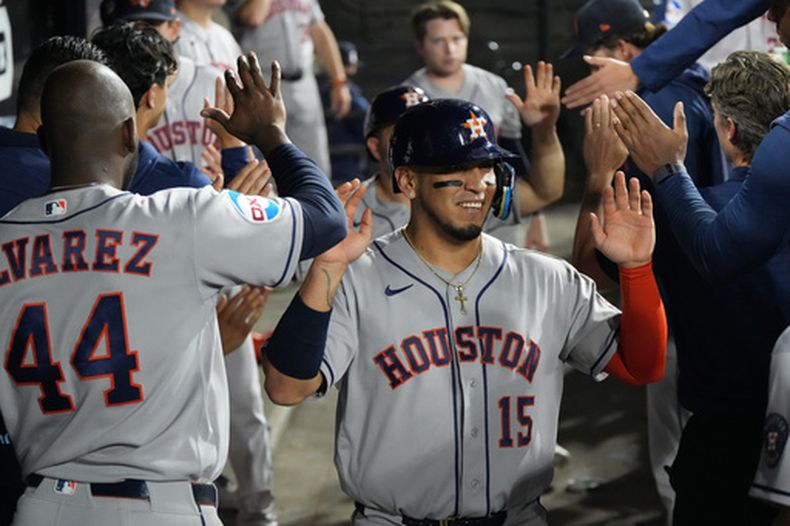 El mexicano Isaac Paredes, de los Astros de Houston, festeja en la caseta luego de anotar ante los Medias Blancas de Chiago, el viernes 24 de julio de 2026 (AP Foto/David Banks)